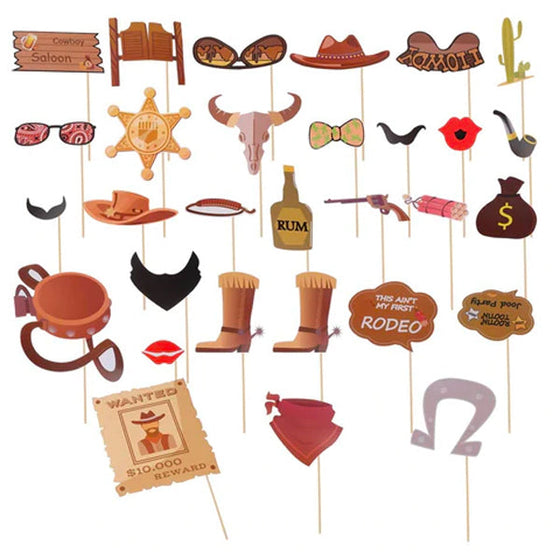 Vilda västern-rekvisita på pinnar med cowboyhatt, sheriffstjärna och skyltar