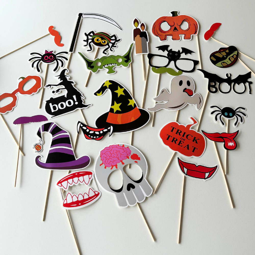 Halloweenrekvisita på pinnar, bland annat spöke, pumpa och häxhatt