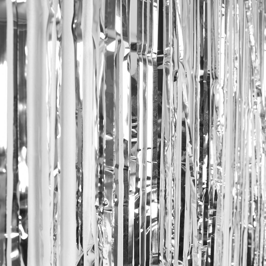 Silverfärgad glittergardin som fotobakgrund